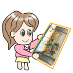 固い下敷きを手にしながら、持ち運びがしやすいことを明るい表情でアピールしている女性。