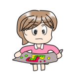 パズルを下敷きごと丁寧に持ち上げて移動している女性。崩さないように慎重な動きが感じられる。